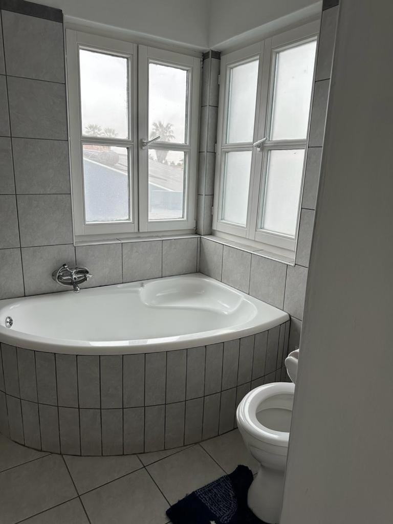Coastwave Guest House Уолфиш Бей Екстериор снимка