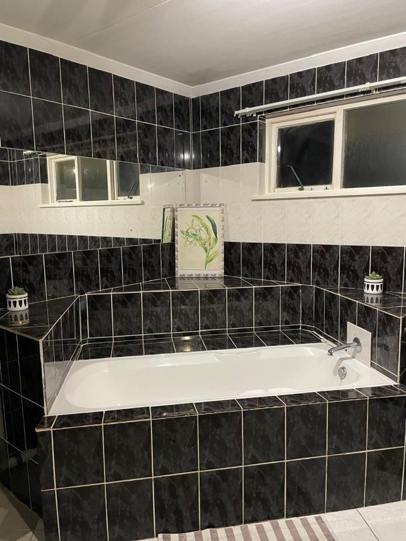 Coastwave Guest House Уолфиш Бей Екстериор снимка