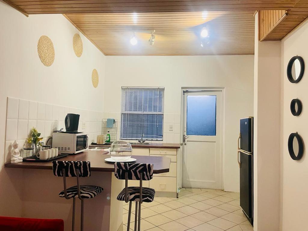 Coastwave Guest House Уолфиш Бей Екстериор снимка